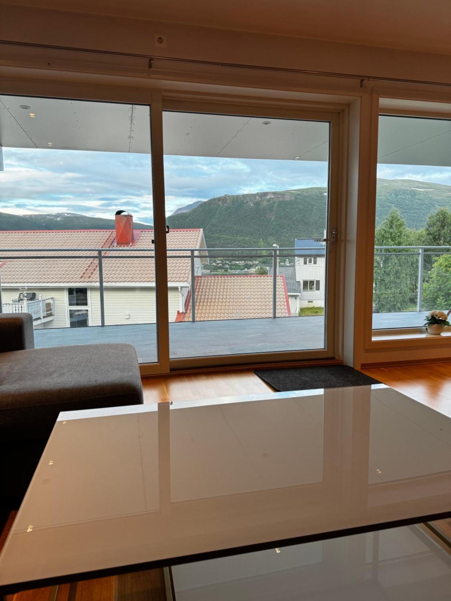 Sentral Leilighet Med Fantastisk Utsikt Tromsø Buitenkant foto